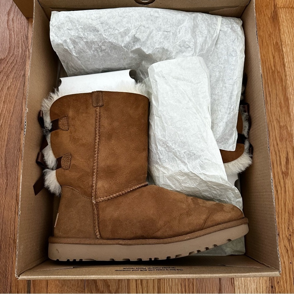 Ugg Bailey Bow II Chestnut Short Sheepskin Boots Women’s Size 8